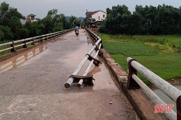 Dông, lốc gây nhiều thiệt hại ở Cẩm Xuyên