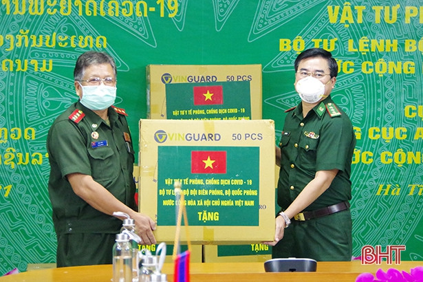 Biên phòng Việt Nam hỗ trợ lực lượng vũ trang Lào vật tư y tế chống dịch