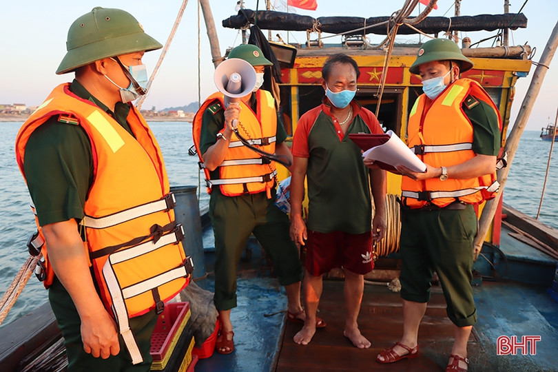 Tuyên truyền bầu cử và phòng dịch Covid-19 cho ngư dân xứ Cẩm