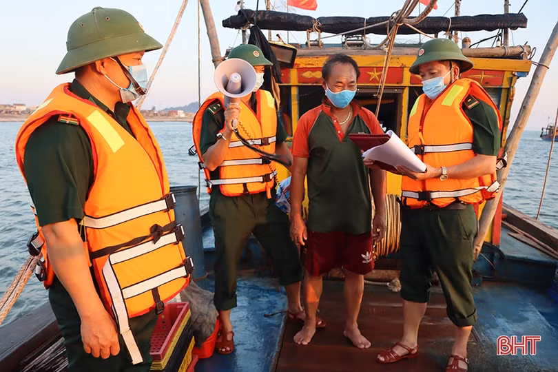 Tuyên truyền bầu cử và phòng dịch Covid-19 cho ngư dân xứ Cẩm