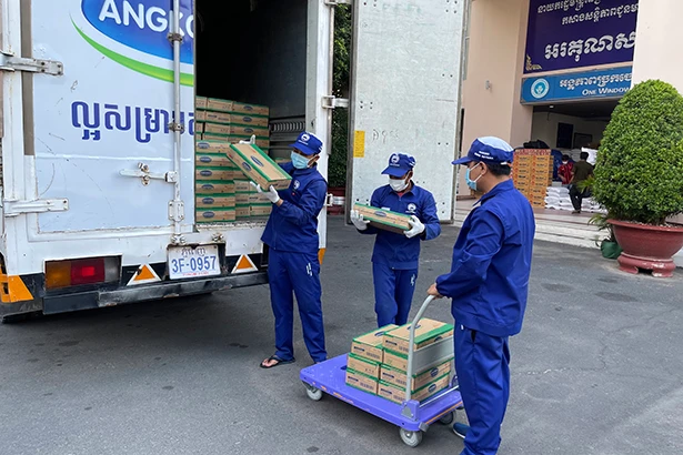 Công ty con của Vinamilk tại Campuchia tặng 48.000 hộp sữa cho người dân nước bạn trong đại dịch