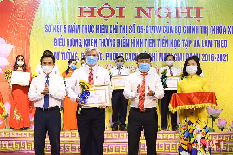 Thành phố Hà Tĩnh tôn vinh 56 điển hình học tập và làm theo gương Bác