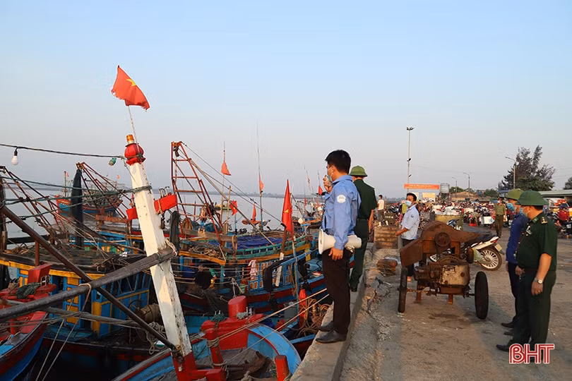 “Cảnh giác” với Covid-19 ở cảng cá lớn nhất Hà Tĩnh