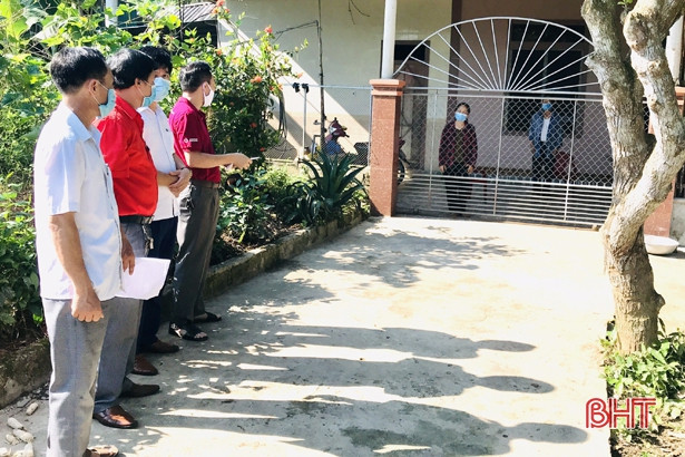 Hội Chữ thập đỏ Hà Tĩnh tặng quà người về từ Bệnh viện K đang cách ly tại nhà