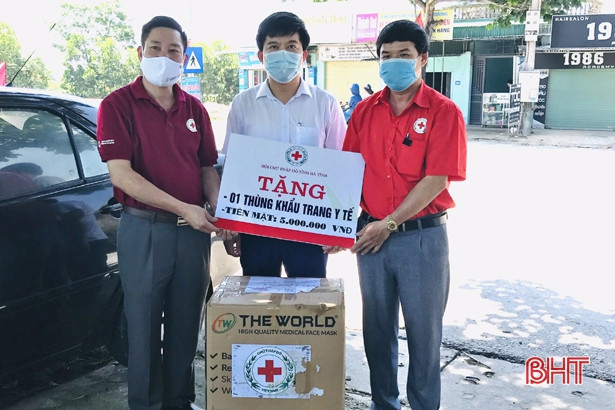 Hội Chữ thập đỏ Hà Tĩnh tặng quà người về từ Bệnh viện K đang cách ly tại nhà
