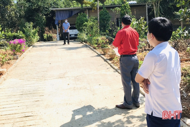 Hội Chữ thập đỏ Hà Tĩnh tặng quà người về từ Bệnh viện K đang cách ly tại nhà