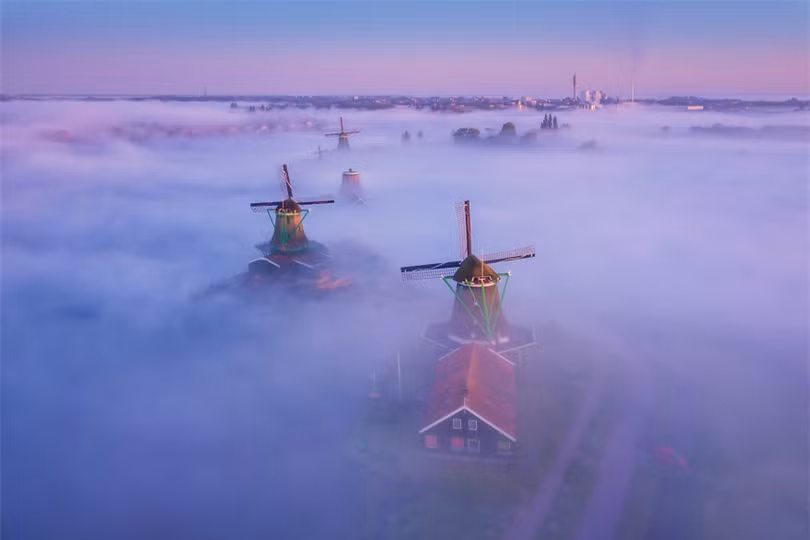 Làng cối xay gió ở Hà Lan chìm trong sương mù huyền ảo như cổ tích