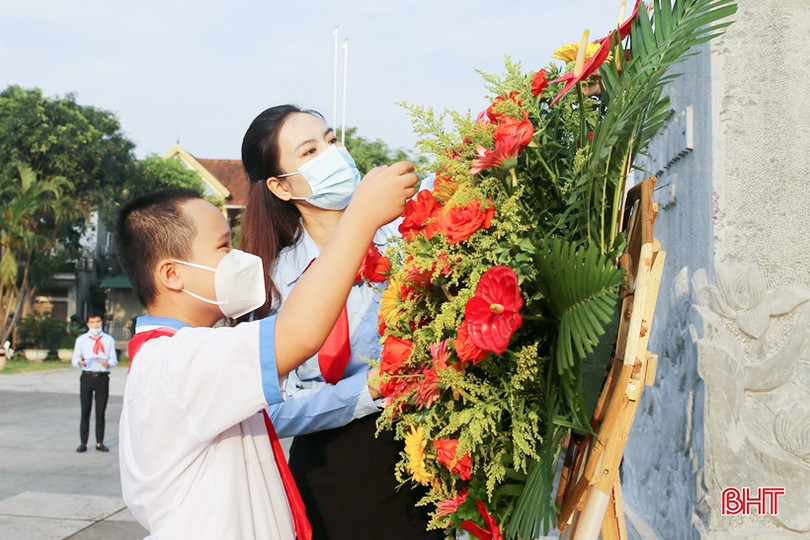 Hội đồng Đội Hà Tĩnh dâng hương tưởng niệm và báo công với Bác Hồ