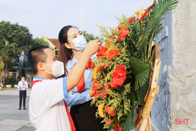 Hội đồng Đội Hà Tĩnh dâng hương tưởng niệm và báo công với Bác Hồ