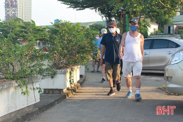 Bác sỹ Hà Tĩnh hướng dẫn cách chăm sóc người cao tuổi trong mùa nắng nóng