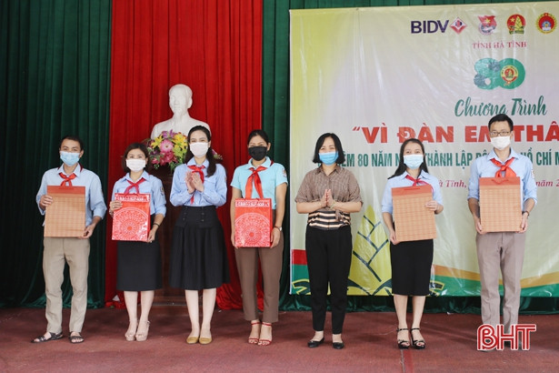 Nhiều hoạt động “Vì đàn em thân yêu” tại các xã miền núi Hà Tĩnh