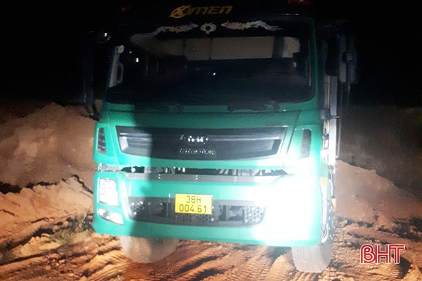 Hà Tĩnh: Bắt quả tang vụ khai thác đất trái phép lúc nửa đêm