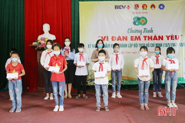 Nhiều hoạt động “Vì đàn em thân yêu” tại các xã miền núi Hà Tĩnh