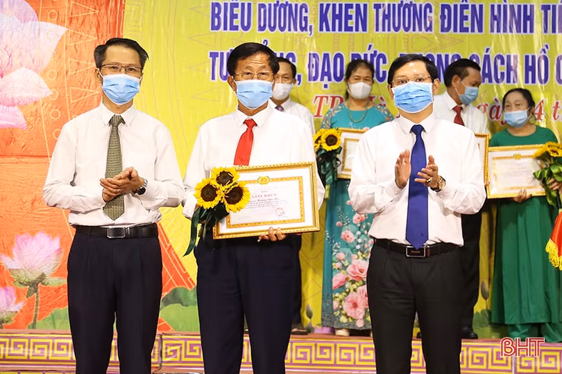 Thành phố Hà Tĩnh tôn vinh 56 điển hình học tập và làm theo gương Bác