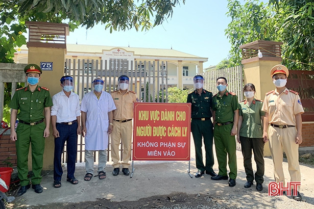 Tặng hơn 100 kính chắn giọt bắn cho cơ sở cách ly, điểm làm căn cước công dân