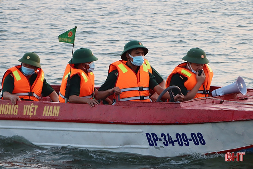 Tuyên truyền bầu cử và phòng dịch Covid-19 cho ngư dân xứ Cẩm