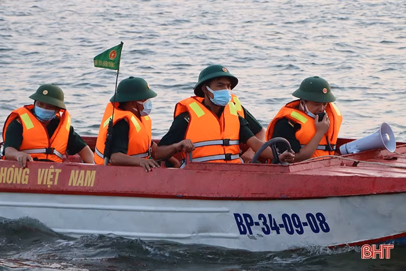 Tuyên truyền bầu cử và phòng dịch Covid-19 cho ngư dân xứ Cẩm