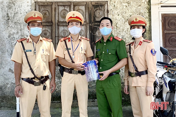 Tặng hơn 100 kính chắn giọt bắn cho cơ sở cách ly, điểm làm căn cước công dân