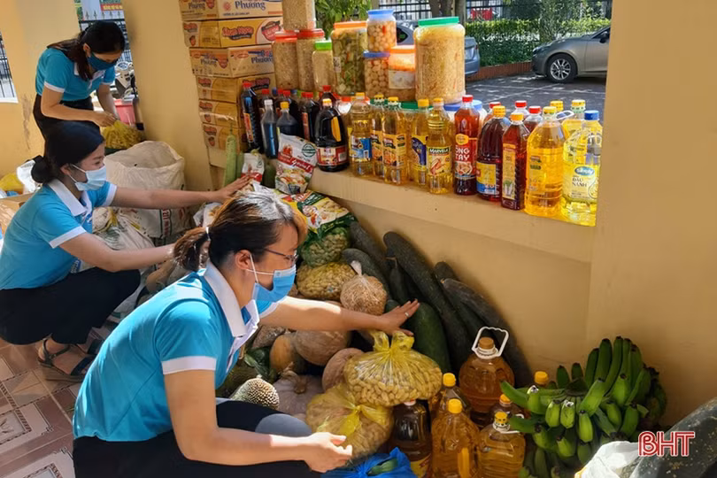 Phụ nữ Hà Tĩnh “3 đảm đang” trên mặt trận chống dịch