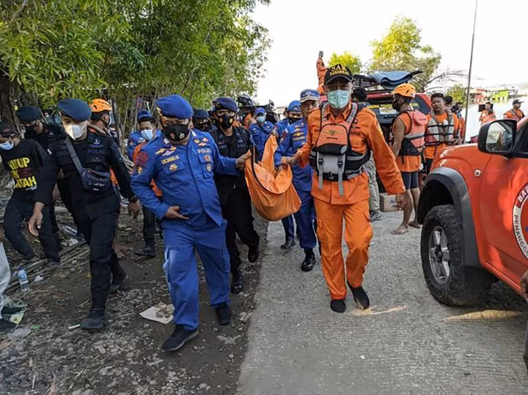 20 khách dồn một bên để chụp ảnh, thuyền lật, 7 người chết đuối