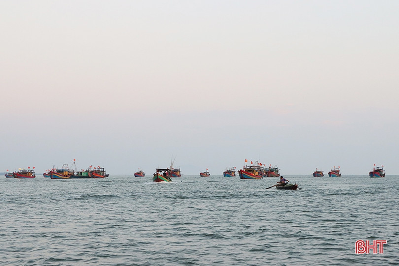 Tuyên truyền bầu cử và phòng dịch Covid-19 cho ngư dân xứ Cẩm