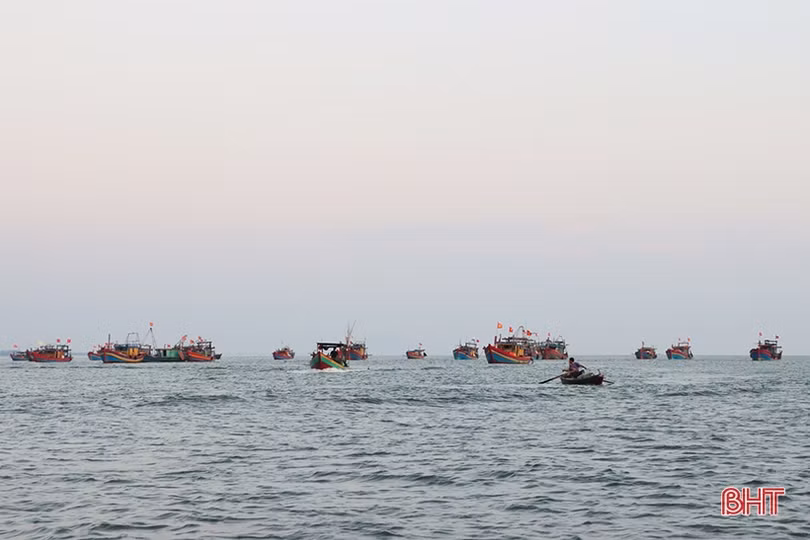 Tuyên truyền bầu cử và phòng dịch Covid-19 cho ngư dân xứ Cẩm