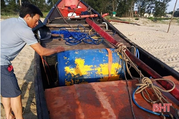 Hà Tĩnh: Ngư dân vớt được thuyền không người trôi dạt trên biển