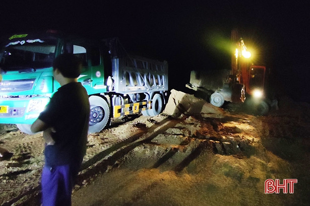 Hà Tĩnh: Bắt quả tang vụ khai thác đất trái phép lúc nửa đêm