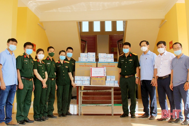 Trao tặng trang thiết bị y tế trị giá 130 triệu đồng cho lực lượng tuyến đầu chống dịch ở Thạch Hà