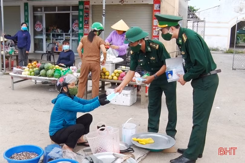 Chiến sỹ biên phòng Hà Tĩnh tuyên truyền lưu động phòng chống Covid-19