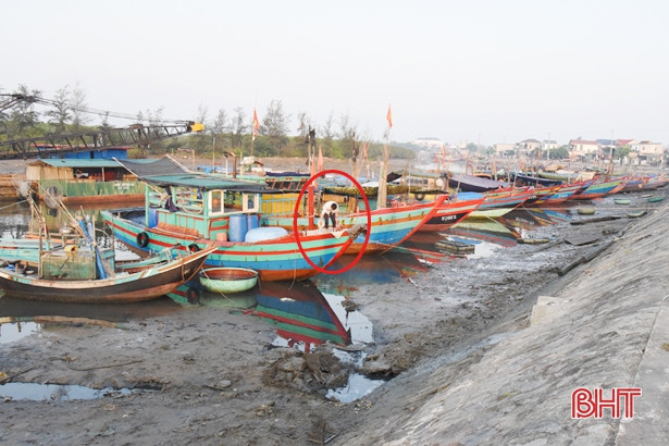 Người dân thiếu ý thức, âu thuyền Cửa Sót ngày càng ô nhiễm