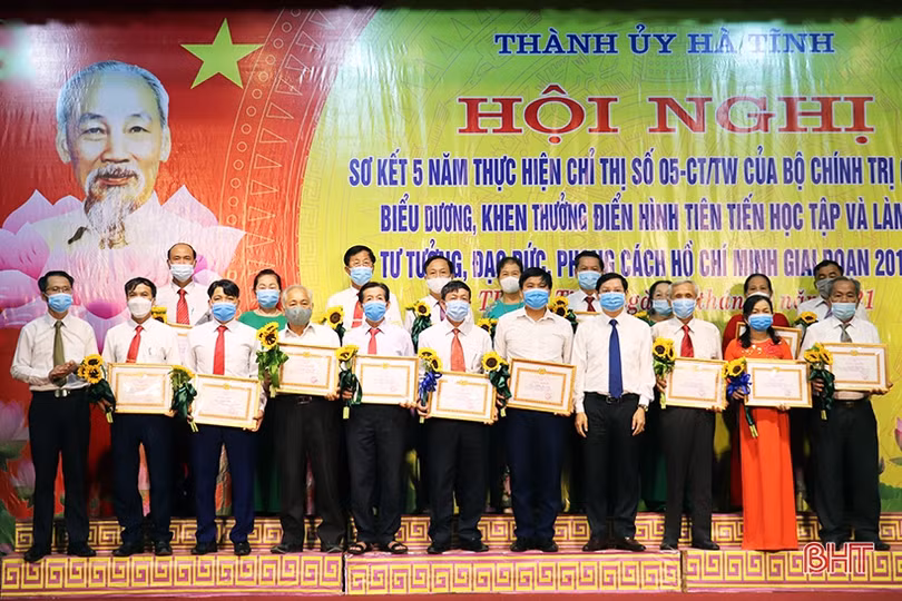 Thành phố Hà Tĩnh tôn vinh 56 điển hình học tập và làm theo gương Bác