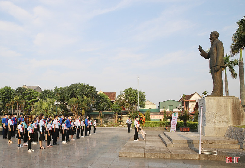 Hội đồng Đội Hà Tĩnh dâng hương tưởng niệm và báo công với Bác Hồ