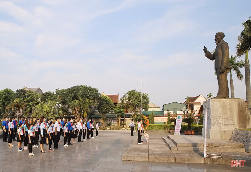 Hội đồng Đội Hà Tĩnh dâng hương tưởng niệm và báo công với Bác Hồ