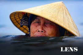 Ngâm mình mưu sinh giữa sóng gió nơi cửa biển