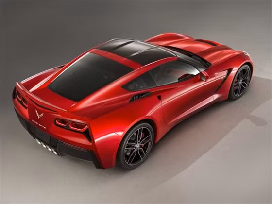 Stingray đã kết hợp nhiều đặc điểm của Corvette trong 60 năm lịch sử với thiết kế của một xe thể thao hiện đại. Đó là một trong những lý do mà Stingray luôn có tên trong danh sách những chiếc xe có thiết kế đẹp.