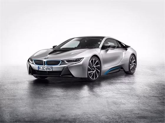 BMW i8 là một chiếc xe hoàn toàn khác biệt khi lưu thông trên đường. Với i8, BMW đã tạo nên bước đột phá khi pha trộn thành công yếu tố vật liệu, kết cấu, và góc cạnh.