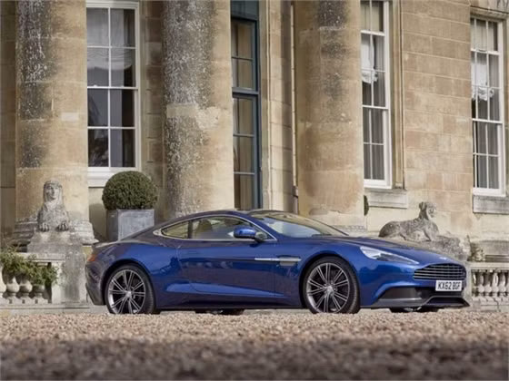 Aston Martin nổi tiếng bởi thường xuyên xuất hiện trong các bộ phim về điệp viên, trong đó có Điệp viên 007 nên kỳ vọng của nhiều người vào mẫu xe này rất lớn. Với Vanquish, nhà thiết kế Marek Reichman đã đem đến cái nhìn hiện đại, quyến rũ cho mẫu xe Aston Martin cổ điển.