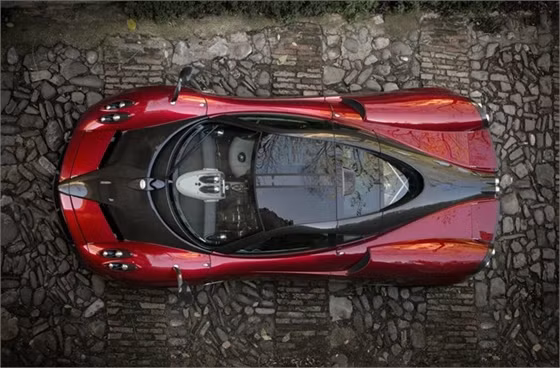 Chiếc xe Huayra này là một trong những mẫu xe mới nhất của nhà thiết kế Horacio Pagani. Trong thiết kế của mình Horacio Pagani cũng cầu toàn như Steve Jobs. Do đó, mọi chi tiết của chiếc xe đều được ông trau chuốt kỹ lưỡng, từ vẻ ngoài cho đến động cơ hay tiếng "ding" mỗi khi gạt cần.