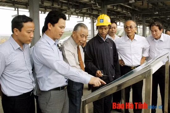 Nguyên Phó Thủ tướng Chính phủ Nguyễn Mạnh Cầm tham quan KKT Vũng Áng ảnh 1