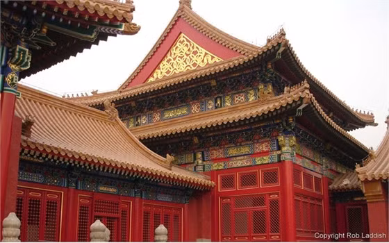 6. Tường cung điện được sơn màu đỏ tươi, tượng trưng cho sự trang nghiêm, hạnh phúc, may mắn. Thời xưa, trừ hoàng cung ra, chỉ có phủ thân vương và những đền miếu quan trọng mới được dùng màu đỏ.