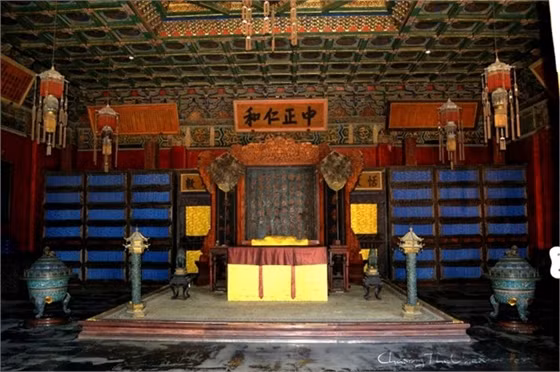 8. Mỗi phòng trong số 9.999 phòng đều được trang trí bởi các bức tượng. Phòng càng quan trọng thì càng có nhiều tượng. Phòng quan trọng nhất có tới 10 bức tượng.