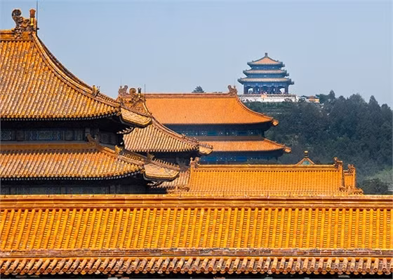 5. Đa số mái của các cung điện đều lợp ngói lưu ly màu vàng, màu tượng trưng cho triều đình Trung Quốc. Màu vàng trong thuyết ngũ hành là thổ, gốc của vạn vật, cho nên xưa nay màu vàng được giới thống trị xem là màu tôn quý nhất.