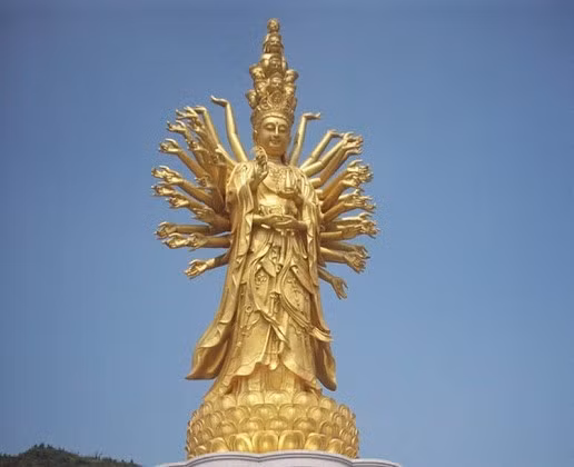 Tượng Phật nghìn mắt nghìn tay: Nằm tại Hồ Nam, Trung Quốc, cao 99 m, tượng Phật Quan Thế Âm này là bức tượng cao thứ 7 thế giới và cao thứ 4 tại Trung Quốc.