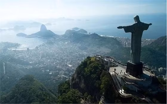 Tượng Chúa cứu thế, Brazil: Bức tượng Chúa Jesus ở Rio de Janeiro là tượng theo trường phái Art Deco lớn nhất thế giới, và là tượng chúa Jesus lớn thứ 5 trên thế giới. Tượng cao 30 m, nặng 635 tấn, nằm trên đỉnh núi Corcovado thuộc công viên quốc gia rừng Tijuca nhìn về thành phố. Tượng được làm từ bê tông cốt thép và đá biến chất steatit, được xây dựng từ năm 1922 đến năm 1931. Trung bình mỗi mùa hè, tượng Chúa bị sét đánh 12 lần.