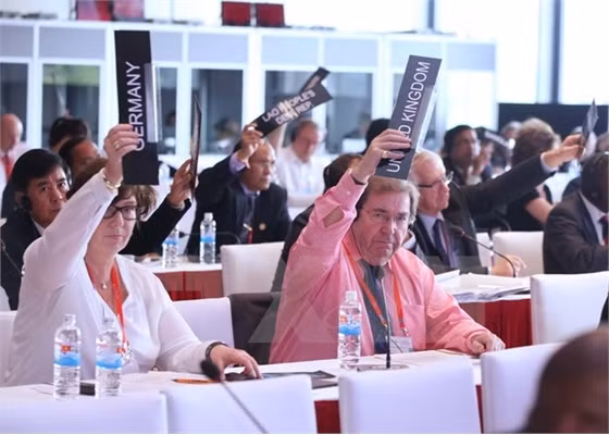 Các đại biểu biểu quyết tại phiên họp của Ủy ban Thường trực về Phát triển bền vững, Tài chính và Thương mại ngày 30/3. (Ảnh: TTXVN)