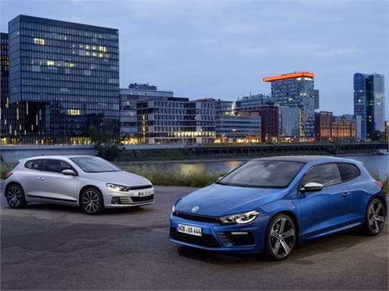 Scirocco có trục bánh rộng cùng với thiết kế đèn và cản trước đầy góc cạnh. Scirocco được bán trên toàn thế giới và là sự lựa chọn yêu thích của nhiều người lắm tiền.