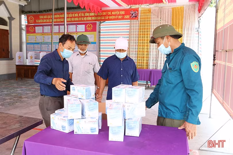 Người dân Hà Tĩnh sẵn lòng trang trí nhà làm điểm bầu cử để giãn số người ra hội quán