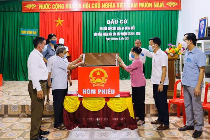 Hà Tĩnh khẩn trương kiểm phiếu bầu cử