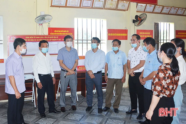 Bổ sung tuyên truyền trực quan tại các điểm bầu cử và tuyến phố ở TX Hồng Lĩnh